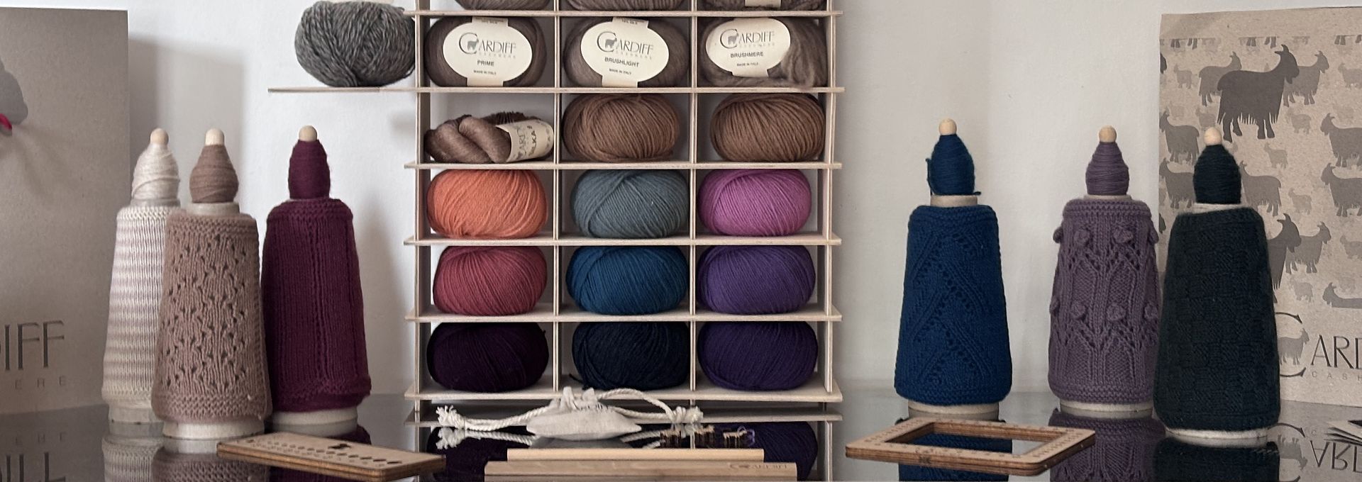 Stand Cardiff : pelotes et cônes tricotés