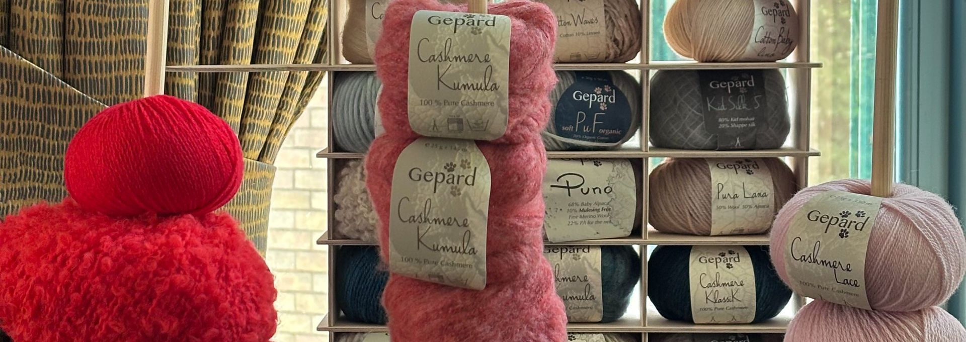 Pelotes Gepard Cashmere Kumula et Cashmere Lace en vitrine