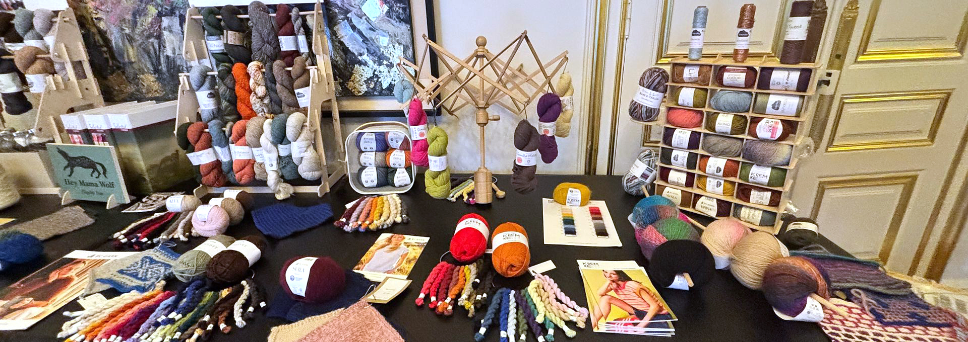 Table de présentation des marques du Showroom